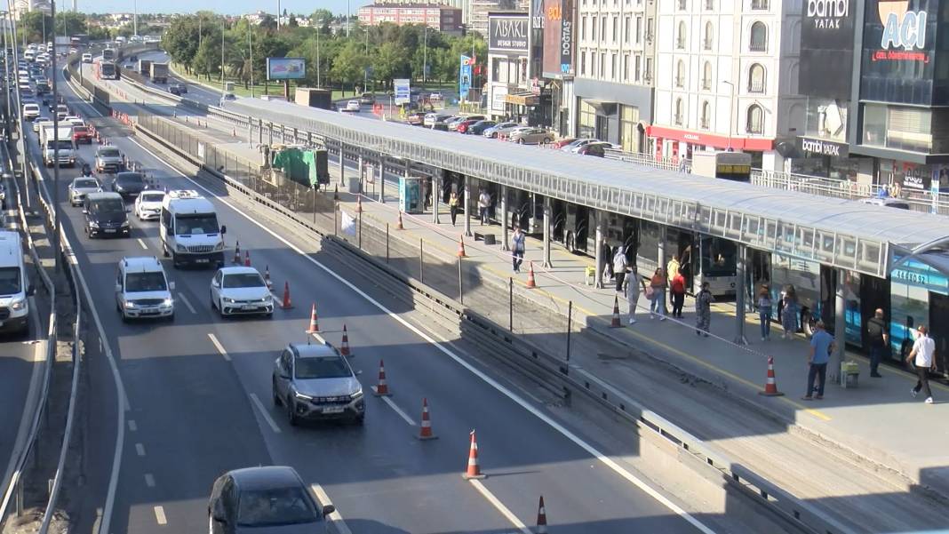 Bakırköy'de 'Beyaz yol' trafiği! Uzun araç kuyrukları oluştu 8